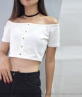 Áo croptop bẹt vai nút