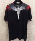Áo thun đen phối vai đỏ đô in hình đuôi chim vẹt bạc AT0041