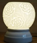 Hình ảnh: Đèn xông tinh dầu Bát Tràng trắng khắc chìm hoa hồng