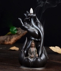 Hình ảnh: Phật thiền dưới bàn tay