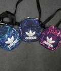 Hình ảnh: Túi Adidas mini Originals tem ba lá.