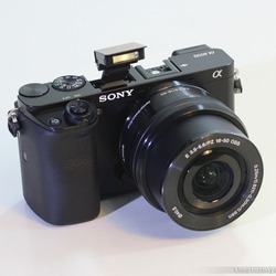 Bán bộ Sony A6000 len kit 16-50mm oss màu đen 1k shot như mới