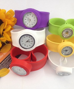In ấn quà tặng đồng hồ đeo tay theo yêu cầu giá rẻ số lượng lớn