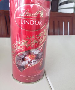 Sôcôla Lindt cao cấp từ Thuỵ Sỹ Hộp 400g giá cực rẻ số lượng có hạn