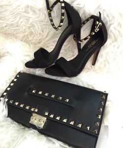 Sandal Zara sành điệu cùng túi Valentino hàng hiệu
