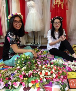 Cho thuê hoa cầm tay, vòng hoa đội đầu số lượng lớn giá rẻ tại Hà Nội