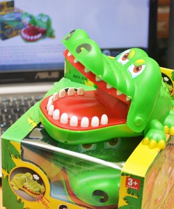 Đồ chơi Khám răng cá sấu