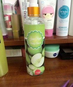 Sữa tắm siêu trắng táo xanh có hạt massage Thái Lan và hấp trắng ngọc trai siêu Hot giá chỉ 60k