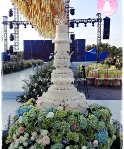 Bon Bon update mẫu bánh cưới 10 tầng màu kem, phong cách hoàng gia sang trọng