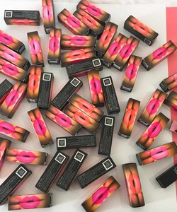 Son lì 3CE Matte Lip Color với vỏ ngoài hình vuông màu đen.