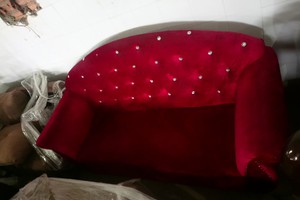 Cần thanh lý gấp băng sofa nhung màu đỏ đính đá giá cực rẻ