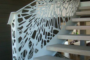 Cầu thang cắt CNC nghệ thuật, sơn tĩnh điện bền, đẹp