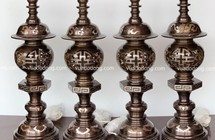 Đôi đèn thờ cúng bằng đồng trong văn hóa tâm linh của người