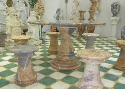 Bàn đá, Đèn đá, Chậu cảnh bằng đá để ngoài sân vườn.