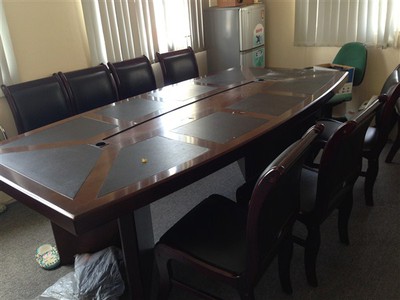 thanh lý 1 bàn họp của hòa phát 2m4