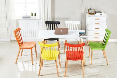 Ghế nhựa Eames chân gỗ