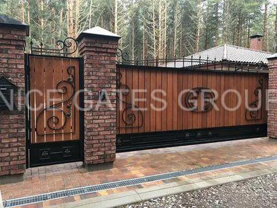 Cổng sắt kết hợp Gỗ: Vửa hiện đại vừa cổ điển.