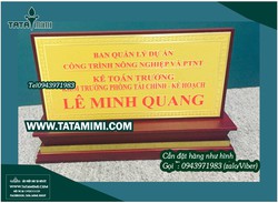 Ảnh số 2: Bảng chức danh đế gỗ mặt mica dễ thay nội dung 