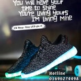 Giày đèn LED phát sáng giá rẻ, kiểu dáng YEEZY 350 cực HOT từ KC Shop