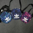 Túi Adidas mini Originals tem ba lá.