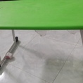 Bàn nhựa màu vàng chân gập vào trong cho các bé