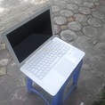 laptop cũ macbook 13, máy màu trắng, logo apple phát sáng sang trọng.