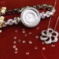 Ưu đãi UPTO 50%, mua đồng hồ Royal Crown tặng bộ dây mặt dây chuyền.