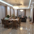 Chô thuê nhà lô góc diện tích 210m2/ sàn, cho thuê 3 sàn , đã lắp điều hòa ,thang máy, quạt đầy đủ.