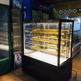 tủ trưng bày bánh kem kính vuống