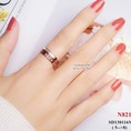 Nhẫn titan trên đá trắng dưới số la mã 821