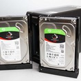 Bộ 2 ổ cứng seagate ironwoltf 4tb 8tb kèm bộ chuyển raid qnap tr 002 likenew 99%