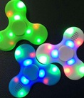 Buôn lẻ Spinner bluetooth 3 cánh đèn led và loa nhạc,sạc nguồn giá rẻ nhất