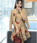 Áo khoác cài hoa đầm xòe hoa đỏ