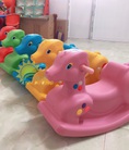 Bập bênh nhựa dành cho trẻ em mầm non vui chơi, vận động