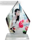 Hình ảnh: Làm cúp pha lê, kỷ niệm chương, chặn giấy, khắc pha lê 3D...