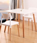Hình ảnh: Bàn nhựa vuông chân gỗ trụ Eames MKC- B3