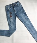 Hình ảnh: Quần jeans dài thêu hoa