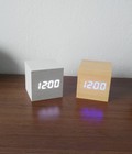 Hình ảnh: Đồng hồ LED gỗ vuông để bàn trang điểm cho căn phòng của bạn