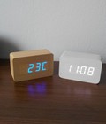 Hình ảnh: Đồng hồ để bàn LED gỗ chữ nhật nổi bần bật