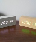 Hình ảnh: Đồng hồ để bàn LED gỗ chữ nhật cỡ vừa nổi bần bật