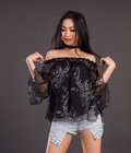 Hình ảnh: Áo bẹt vai tay loe hoa văn