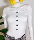 Hình ảnh: Áo croptop trễ vai đính nút