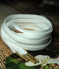 Hình ảnh: Dây giày dẹt màu trắng bọc đầu kim loại