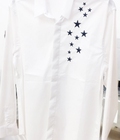Hình ảnh: Áo sơ mi trắng dài tay thêu nhiều ngôi sao xanh đậm bên trái siêu cấp L57