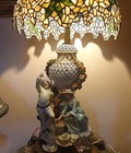 Hình ảnh: Đèn tiffany cổ xưa Mỹ với chân đèn được chạm khắc tượng.