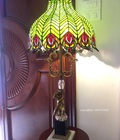 Hình ảnh: Đèn Tiffany hoạ tiết hoa văn đuôi công xanh.