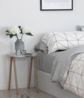 Hình ảnh: Phòng ngủ ấn tượng và tiện nghi với thiết kế tủ đầu giường đ