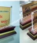 Hình ảnh: Biển chức danh mica đế gỗ đặt bàn