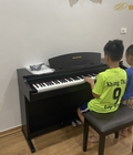 Hình ảnh: Bowman Piano CX250 được lắp đặt cho 2 bạn nhỏ cấp 1 nghỉ dịch học đàn