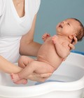 Hình ảnh: Tắm cho trẻ sau sinh vào mùa đông Mẹ cần chú ý điều gì